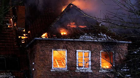 Die Brandursache war zunächst unklar. / Foto: Jörn Hüneke/dpa
