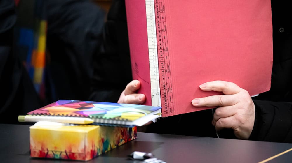 Vor dem Landgericht Oldenburg nähert sich der Prozess um die Tötung eines schwerstbehinderten 23-Jährigen dem Ende. Die Mutter des jungen Mannes ist wegen Mordes angeklagt. (Archivbild)  / Foto: Sina Schuldt/dpa