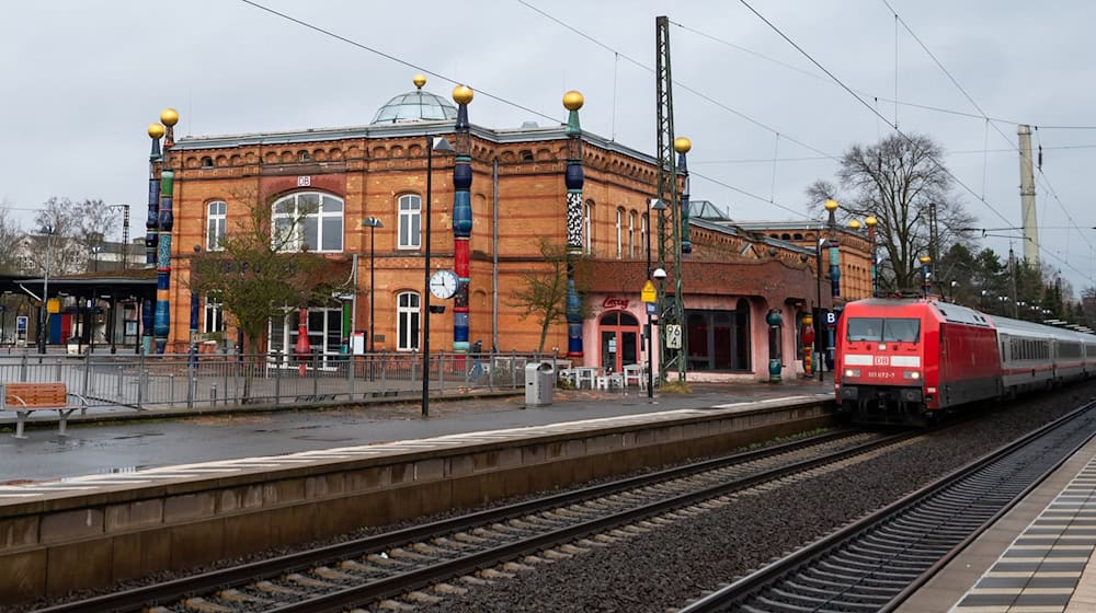 Der Hundertwasser-Bahnhof in Uelzen ist etwas Besonderes, Reisende verweilen gern. / Foto: Philipp Schulze/dpa