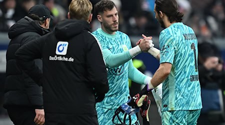 Torwartwechsel beim VfL Wolfsburg: Marius Müller (M) muss den verletzten Kamil Grabara ersetzen. / Foto: Arne Dedert/dpa