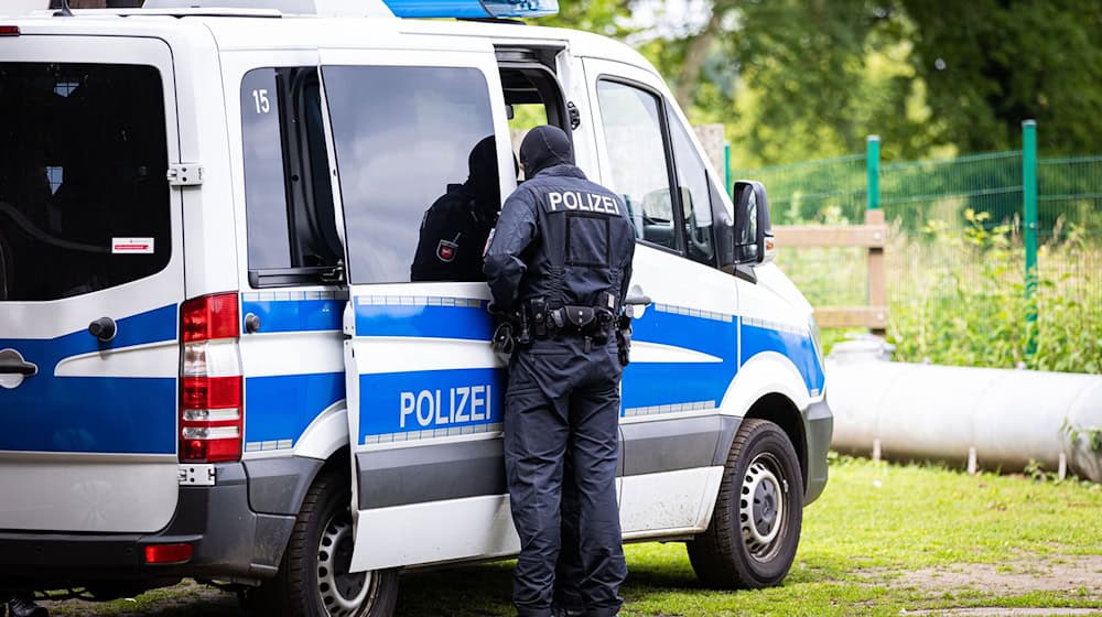 Immer wieder kommt es zu Razzien in der Reichsbürgerszene. (Archivbild)  / Foto: Moritz Frankenberg/dpa