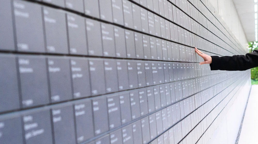 Blumenkränze zum Gedenken an die Opfer des Holocausts wurden in der vergangenen Woche in Hannover zerstört und beschädigt. (Archivbild) / Foto: Julian Stratenschulte/dpa