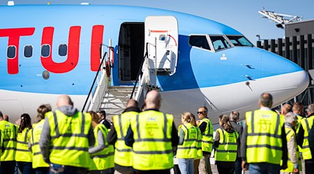 Kommt es zum Warnstreik? Flugreisende müssen sich möglicherweise auf Einschränkungen bei Tuifly einstellen. (Symbolbild) / Foto: Moritz Frankenberg/dpa