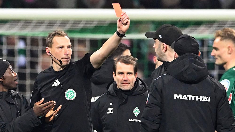 Schiedsrichter Martin Petersen zeigt Werder-Trainer Ole Werner die Rote Karte.  / Foto: Carmen Jaspersen/dpa