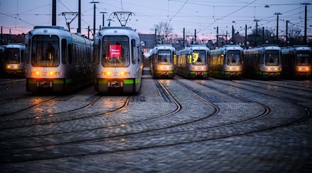 Warnstreik im Nahverkehr: Am Freitag sollen viele Busse und Bahnen in den Depots bleiben. (Archivbild) / Foto: Julian Stratenschulte/dpa