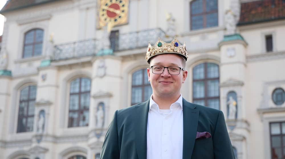 Der neue schwule Heidekönig ist nun in Amt und Würden.  / Foto: Georg Wendt/dpa