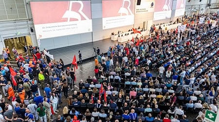 Bei der VW-Betriebsversammlung im September hatten Mitarbeiter noch gegen die Sparpläne des Konzerns protestiert. (Archivfoto) / Foto: Moritz Frankenberg/dpa Pool/dpa