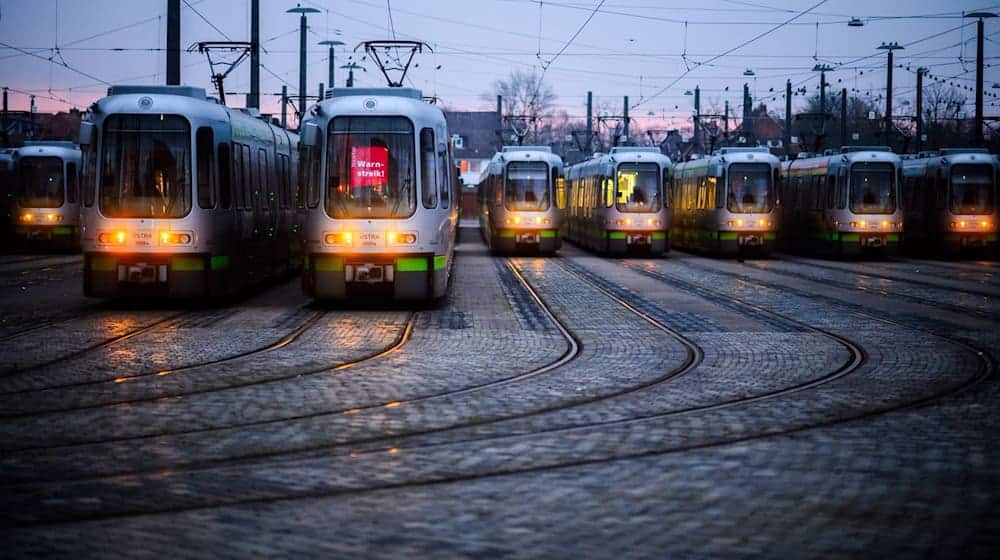 Warnstreik im Nahverkehr: Am Freitag sollen viele Busse und Bahnen in den Depots bleiben. (Archivbild) / Foto: Julian Stratenschulte/dpa