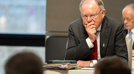 Niedersachsens Ministerpräsident Weil fordert eine starke Demokratie und warnt vor einem weiteren Rechtsruck. / Foto: Alicia Windzio/dpa