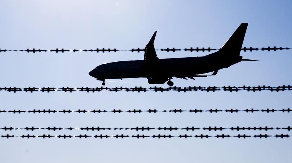 Mit dem Flug wurden 47 Ausreisepflichtige aus elf Bundesländern abgeschoben. (Symbolbild) / Foto: Julian Stratenschulte/dpa