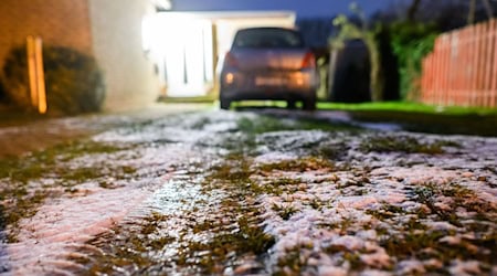Der Schneefall sorgt in Niedersachsen für viele Unfälle und Verkehrsbehinderungen. (Symbolbild) / Foto: Julian Stratenschulte/dpa