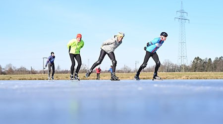 Ein Sportverein hat in Ostfriesland einen Acker geflutet, auf dem man Schlittschuh laufen kann. / Foto: Lars Penning/dpa