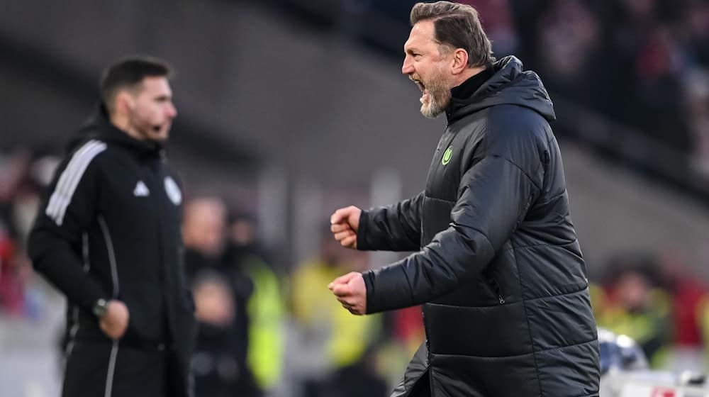 VfL-Coach Ralph Hasenhüttl jubelt über den Sieg der Wolfsburger in Stuttgart. / Foto: Harry Langer/dpa