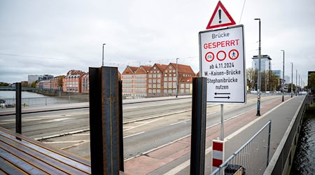 Busse und Straßenbahnen dürfen vorerst nicht über die Weserbrücke fahren. (Archivbild) / Foto: Sina Schuldt/dpa