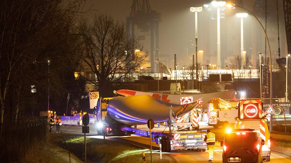 Manche Autobahnausfahrten werden für lange Rotorblätter für Windkraftanlagen zu einem Nadelöhr. (Archivbild) / Foto: Christian Charisius/dpa