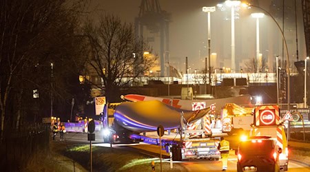 Manche Autobahnausfahrten werden für lange Rotorblätter für Windkraftanlagen zu einem Nadelöhr. (Archivbild) / Foto: Christian Charisius/dpa