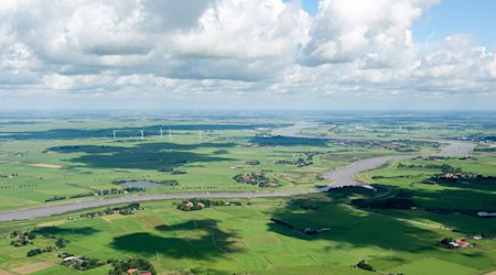 Das Bundesverwaltungsgericht verhandelt zum Gewässerschutz an der Flussgebietseinheit Ems - es geht um ein Gebiet, das Niedersachsen, NRW und die Niederlande umfasst. (Archivbild)   / Foto: Ingo Wagner/dpa