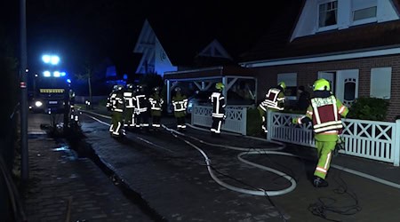 Bei einem Brand in der Nacht zu Freitag in einem Einfamilienhaus in Burgwedel sind zwei Frauen ums Leben gekommen.  / Foto: Uncredited/dpa