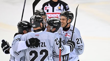 Die Kölner Haie jubeln auch im zweiten Playoff-Viertelfinale gegen Bremerhaven. / Foto: Carmen Jaspersen/dpa