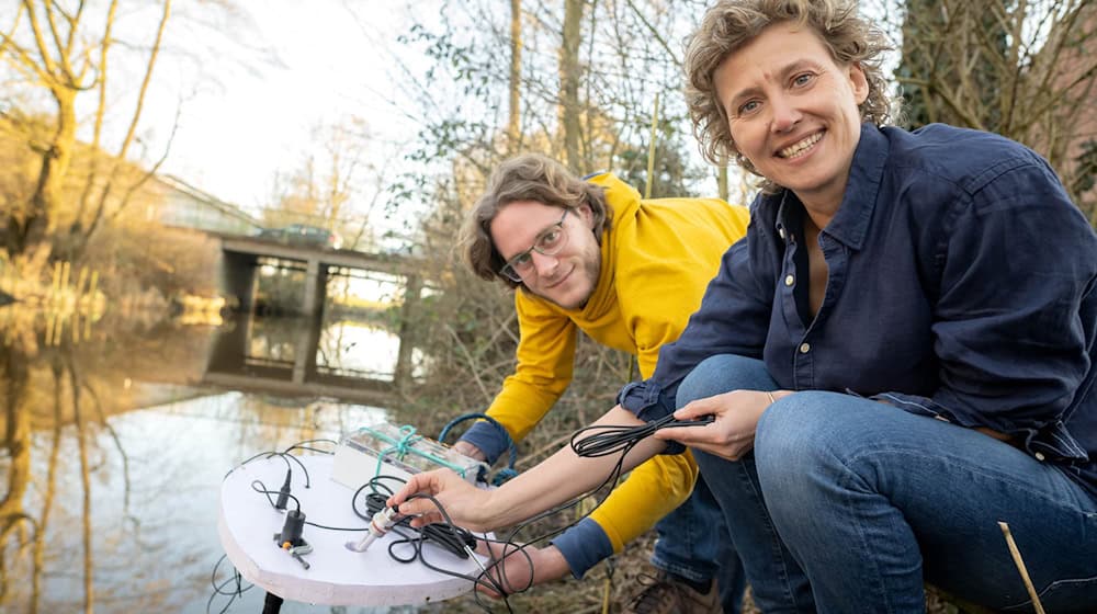 Die Wassersonde soll Daten zum Zustand der Aue liefern. / Foto: Sina Schuldt/dpa