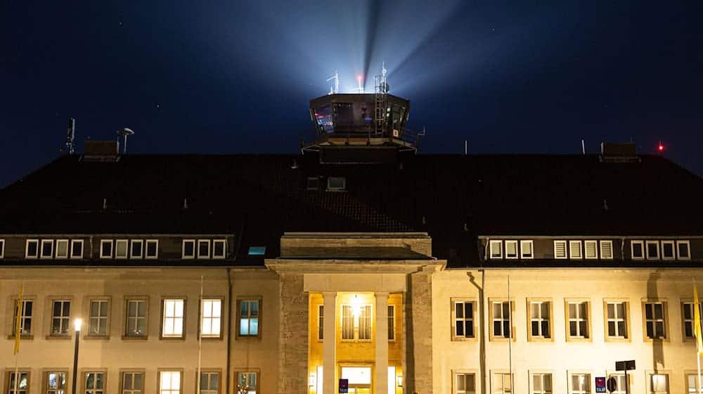 Schon seit dem frühen ist der Flughafen Braunschweig-Wolfsburg eine Alternative für Urlauber, die vom Warnstreik betroffen sind. (Archivbild)  / Foto: Michael Matthey/dpa