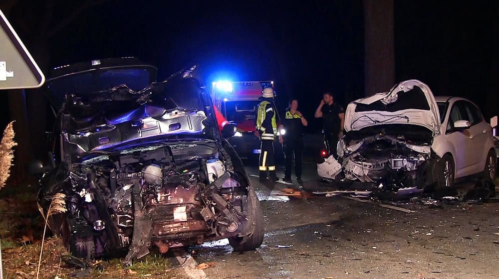 Ein 27-Jähriger musste von der Feuerwehr aus seinem Auto befreit werden. / Foto: -/Nord-West-Media TV/dpa