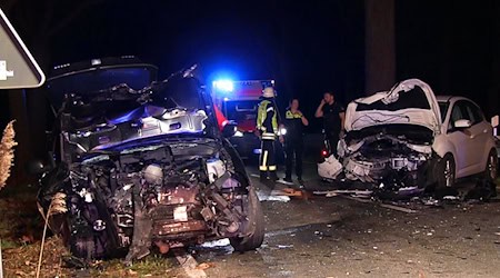 Ein 27-Jähriger musste von der Feuerwehr aus seinem Auto befreit werden. / Foto: -/Nord-West-Media TV/dpa