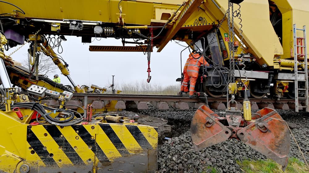 Wegen Bauarbeiten der Deutschen Bahn im Norden Hamburgs fallen zwei Wochen lang zahlreiche Zugverbindungen aus. (Archivbild) / Foto: Carsten Rehder/dpa