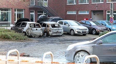 Wer hat diese Zivilfahrzeuge der Polizei Bremen in Brand gesteckt? (Archivbild) / Foto: Christian Butt/dpa