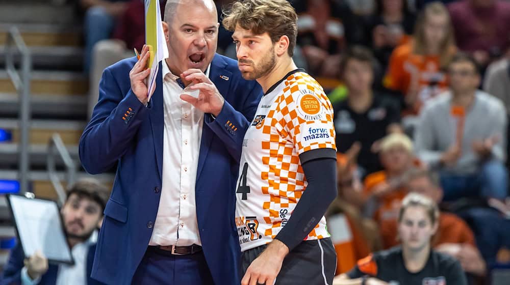 Volleys-Trainer Joel Banks (links) und Libero Kyle Dagostino  / Foto: Andreas Gora/dpa