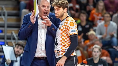 Volleys-Trainer Joel Banks (links) und Libero Kyle Dagostino  / Foto: Andreas Gora/dpa