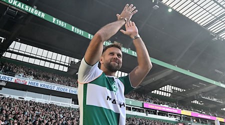 Von den Fans gefeiert: Niclas Füllkrug beim Abschiedsspiel von Diego in Bremen. / Foto: Carmen Jaspersen/dpa