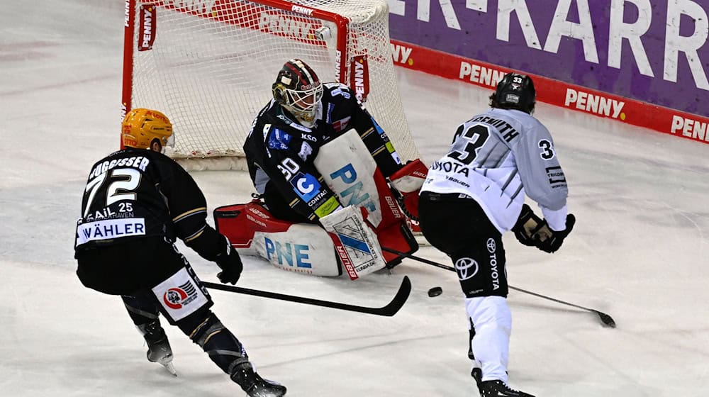 Bremerhavens Torhüter Kristers Gudlevskis im Playoff-Duell mit den Kölner Haien. / Foto: Carmen Jaspersen/dpa