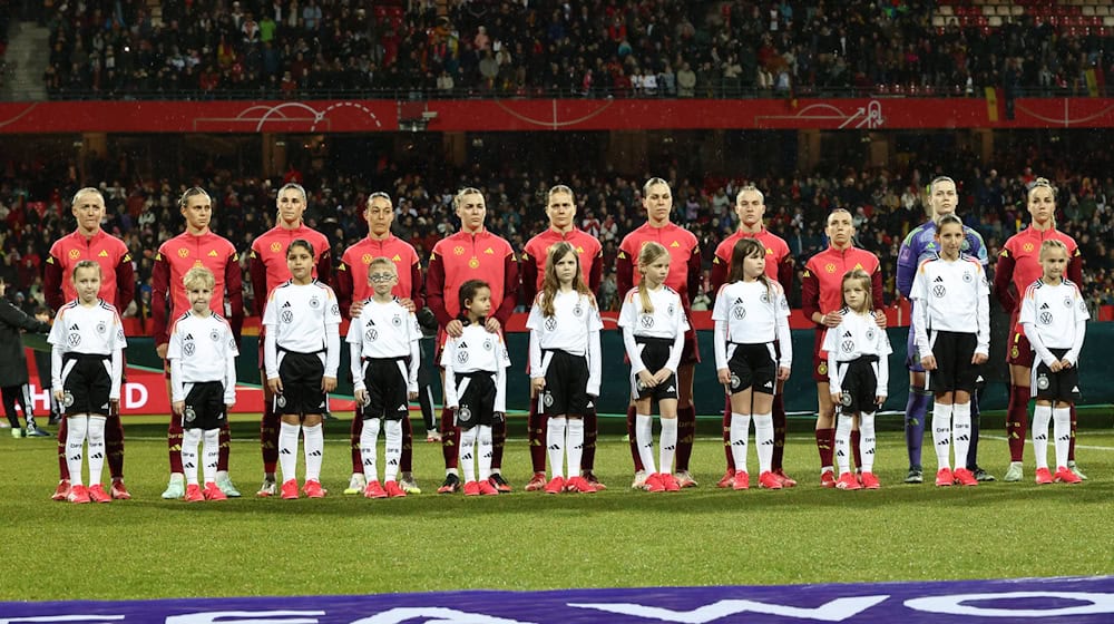 Die deutschen Kickerinnen wollen ihre jungen Fans noch mehr für Frauen-Fußball begeistern.  / Foto: Daniel Löb/dpa