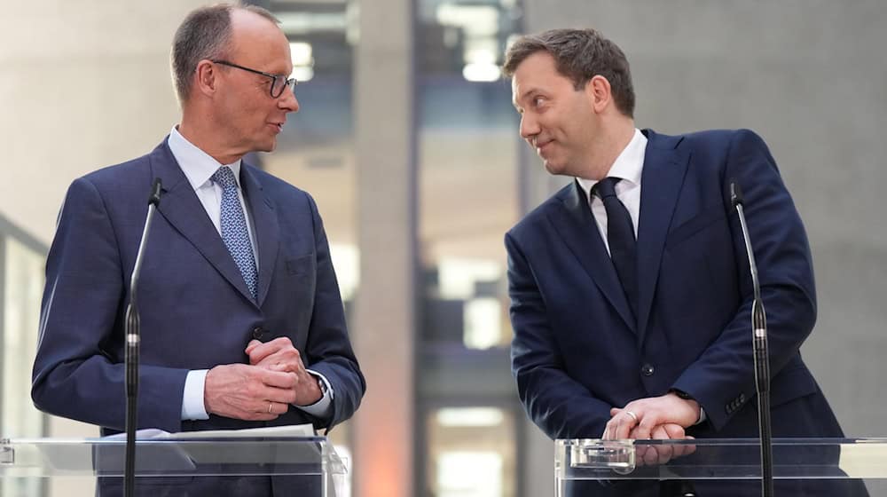 In vorderster Reihe dabei: Lars Klingbeil (rechts) ist nur einer von vielen Niedersachsen, die mit am Verhandlungstisch sitzen. (Archivbild) / Foto: Michael Kappeler/dpa