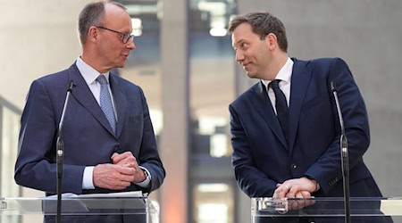 In vorderster Reihe dabei: Lars Klingbeil (rechts) ist nur einer von vielen Niedersachsen, die mit am Verhandlungstisch sitzen. (Archivbild) / Foto: Michael Kappeler/dpa