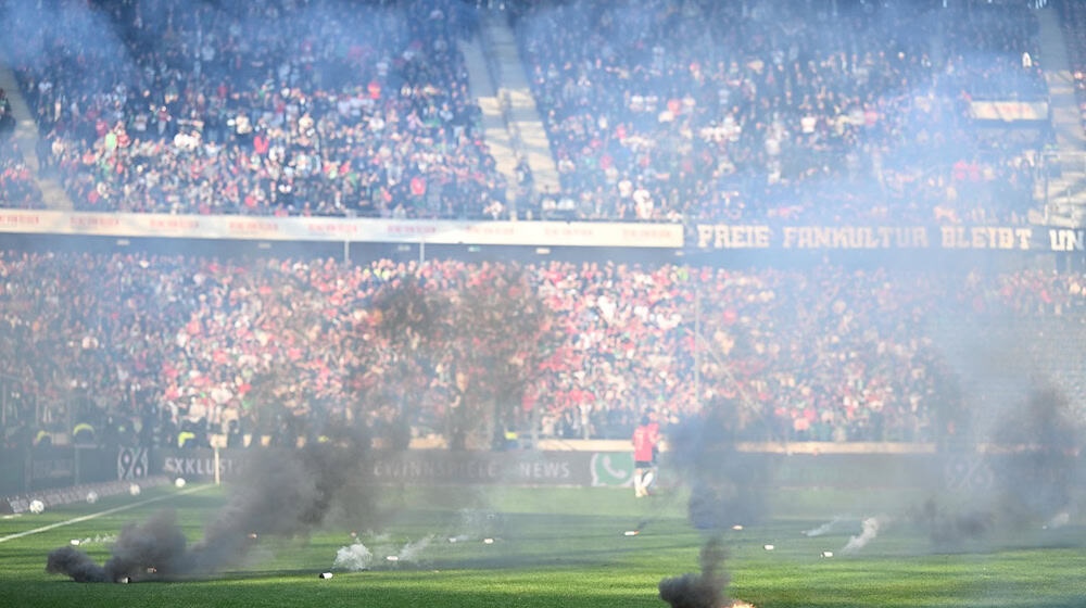 Spielunterbrechung beim Derby Hannover gegen Braunschweig. / Foto: Swen Pförtner/dpa