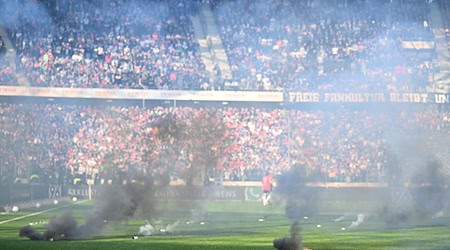 Spielunterbrechung beim Derby Hannover gegen Braunschweig. / Foto: Swen Pförtner/dpa