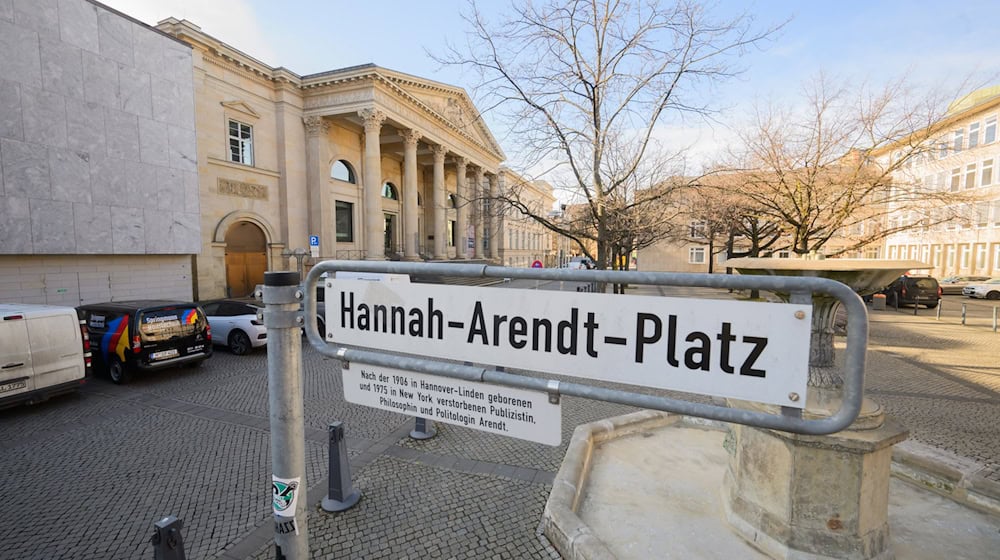 Der Platz vor dem niedersächsischen Landtag wurde im April 2015 in Hannah-Arendt-Platz umbenannt.  / Foto: Julian Stratenschulte/dpa