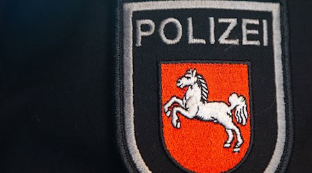 Polizeigewerkschaften sehen keinen Anlass, die Bundesflagge an Uniformen zu erlauben. (Symbolbild) / Foto: Friso Gentsch/dpa