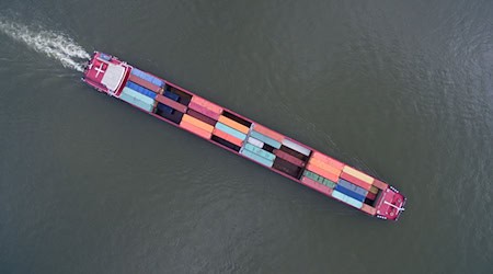 Wasserstoffanwendungen sollen helfen, die Luft- und Schifffahrt klimafreundlicher zu machen. / Foto: Henning Kaiser/dpa