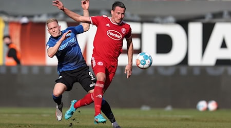 Edgar Prib (r), hier im Trikot von Fortuna Düsseldorf, beendet seine Karriere. / Foto: Friso Gentsch/dpa