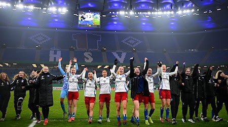 Hamburgs Spielerinnen jubeln nach ihrem 2:0-Erfolg im Viertelfinale vor den eigenen Fans. / Foto: Gregor Fischer/dpa