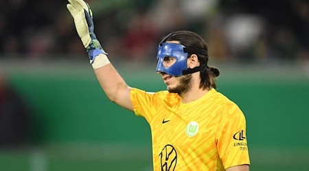 Kamil Grabara kehrt beim VfL Wolfsburg ins Tor zurück. / Foto: Swen Pförtner/dpa