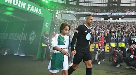 Gemeinsam mit seinem Sohn Matteo betritt Diego  bei seinem Abschiedsspiel das Bremer Weserstadion. / Foto: Carmen Jaspersen/dpa