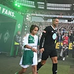 Gemeinsam mit seinem Sohn Matteo betritt Diego  bei seinem Abschiedsspiel das Bremer Weserstadion. / Foto: Carmen Jaspersen/dpa