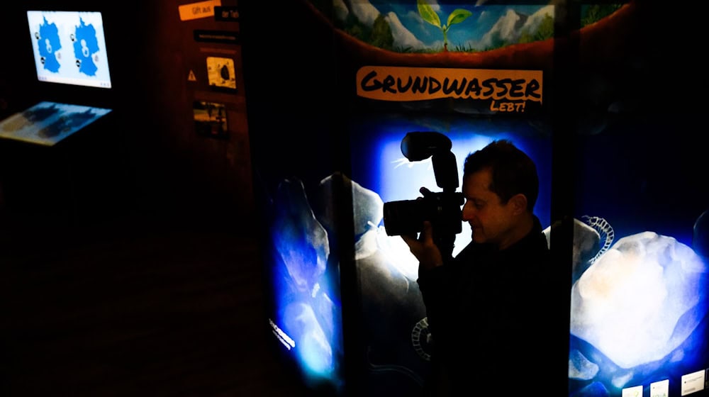 Grundwasser ist Lebenselixier. Das lernen die Besucher einer Ausstellung in Hannover. / Foto: Julian Stratenschulte/dpa