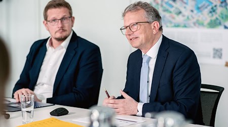 NPorts-Geschäftsführer Holger Banik (r.) und der Wilhelmshavener NPorts-Niederlassungsleiter Mathias Lüdicke hoffen darauf, dass Gelder aus dem geplanten Sondervermögen des Bundes auch Häfen in Niedersachsen zugutekommen.  / Foto: Hauke-Christian Dittrich/dpa