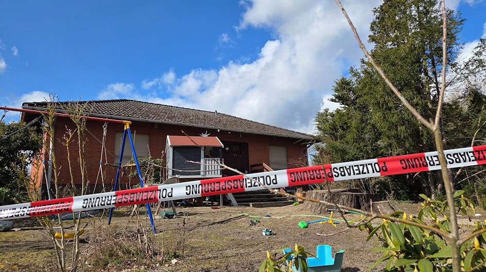 Ende Februar wurde eine Frau tot in einem Haus in Edemissen gefunden - inzwischen gilt der frühere Lebensgefährte als Tatverdächtiger für das Gewaltverbrechen. (Archivfoto) / Foto: Christian Brahmann/dpa