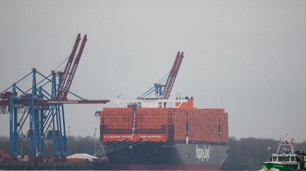 Die «Hamburg Express» von Hapag-Lloyd fährt künftig das Containerterminal in Wilhelmshaven an. (Archivbild)  / Foto: Christian Charisius/dpa